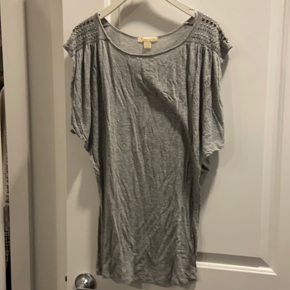 Gray shirt fun sleeves